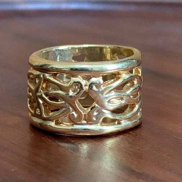 Jewelry - Gold tone cut out ring size 6.5